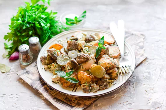 Салат с курицей грибами картошкой рецепт фото 8